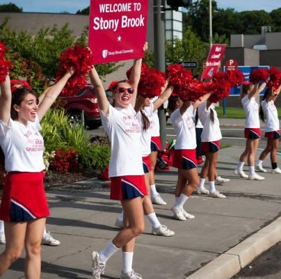 Stony Brook Cheer and Dance teams welcome new students to Stony Brook! Photo courtesy of Stony Brook Alumni Association (@stonybrookalum)