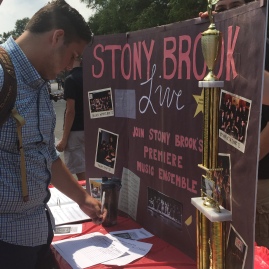 Students sign up to receive more information about Stony Brook Live.